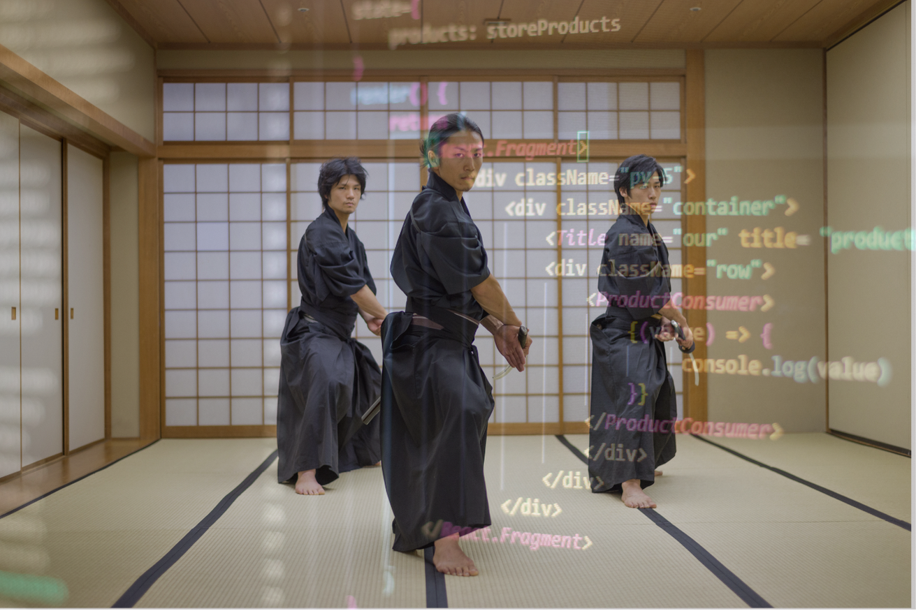 Titelbild: 3 asiatische Kämpfer beim Training im Dojo unterlegt mit transparenten Codezeilen