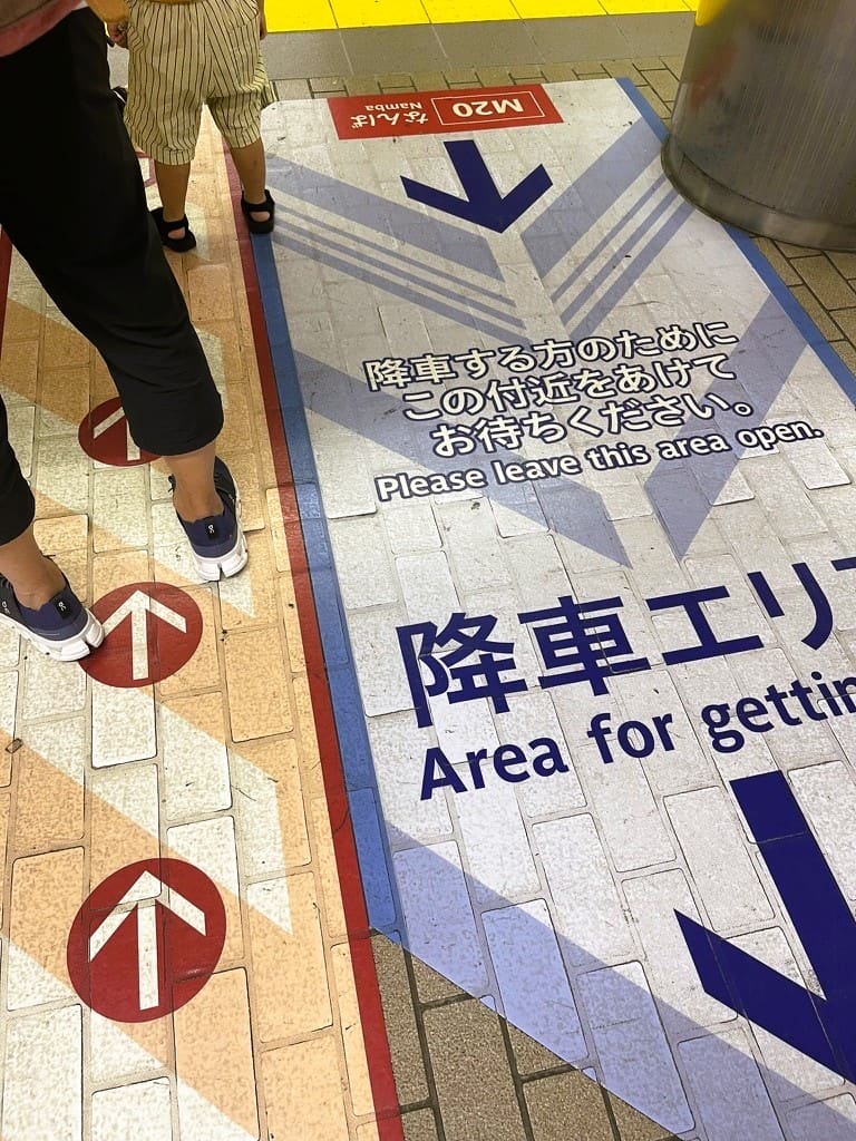 Gennzeichnete Laufflächen auf dem Boden am Bahnhof in Tokio